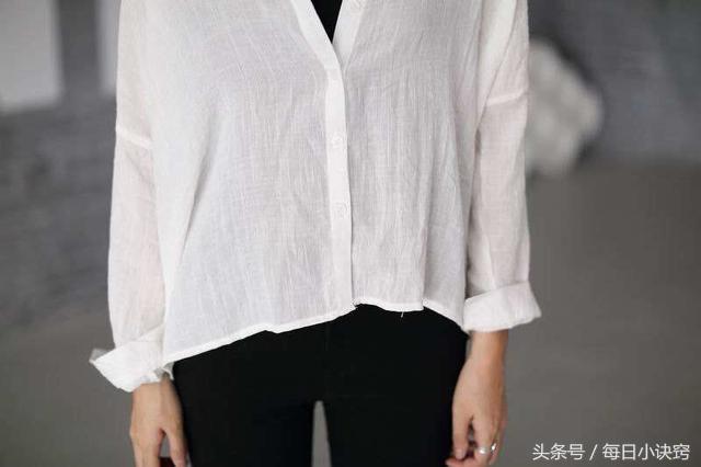 没熨斗怎么让褶皱的衣服变平整,没有熨斗怎么把新衣服褶皱弄平