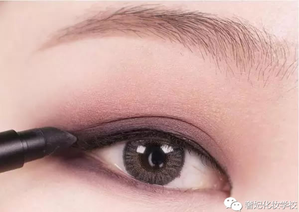 戚薇的妆容教程,戚薇湿发烟熏妆