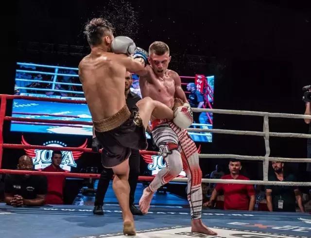 中国小将擂台打倒日本选手,中国小将逆转罗马