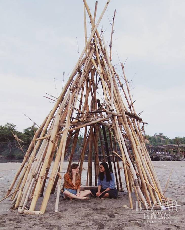 旅行照这么摆pose就很好看,出门旅游拍照姿势ins