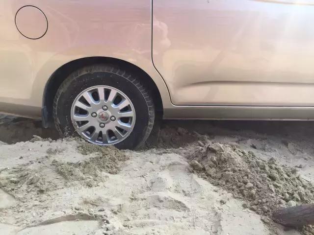 车子陷入沙子里不用怕,车子陷进淤泥里如何自救