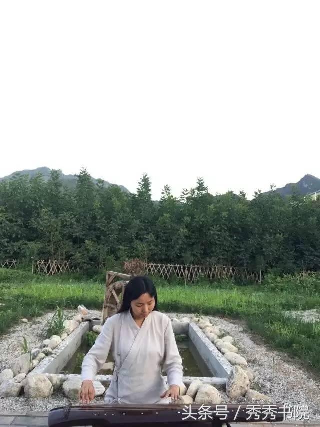 茅檐低小，溪边青草亦听书