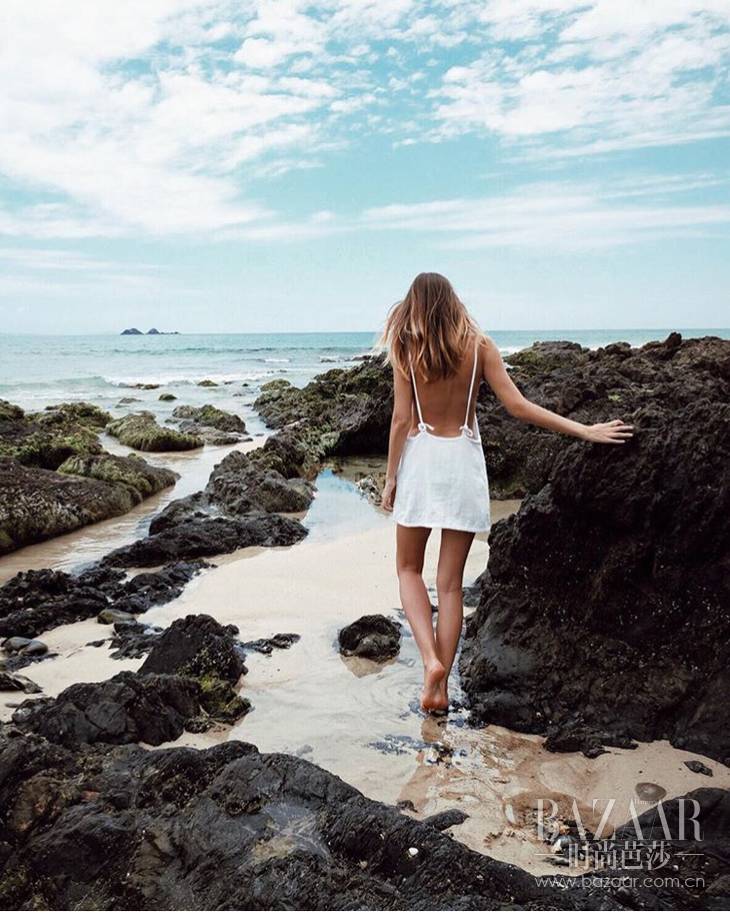 旅行照这么摆pose就很好看,出门旅游拍照姿势ins