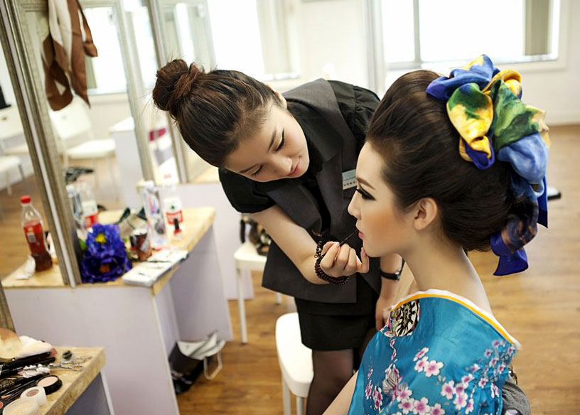 学美容美甲化妆学校要多少钱,美容化妆美甲培训学校哪个好