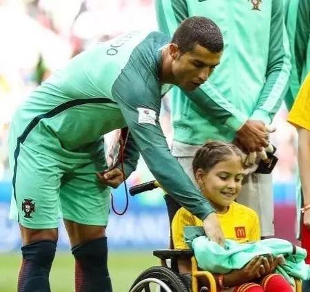 请不要再说他们矫情！此刻的足球的确无关生死，可展现的却是无限温情