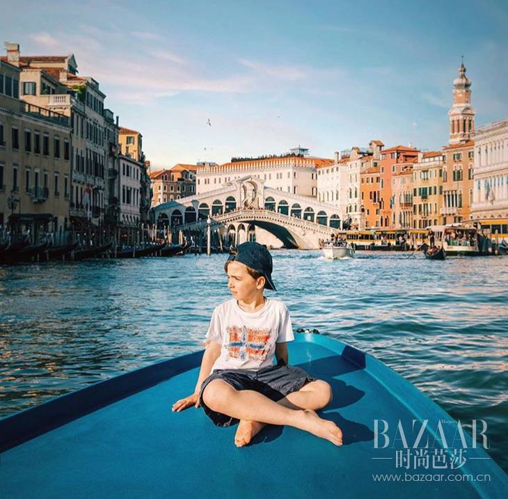 旅行照这么摆pose就很好看,出门旅游拍照姿势ins