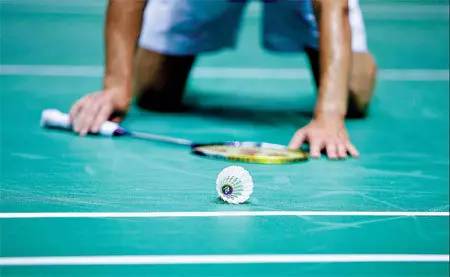 高远球的击球点是不是在头顶,高远球的击球点在哪个位置