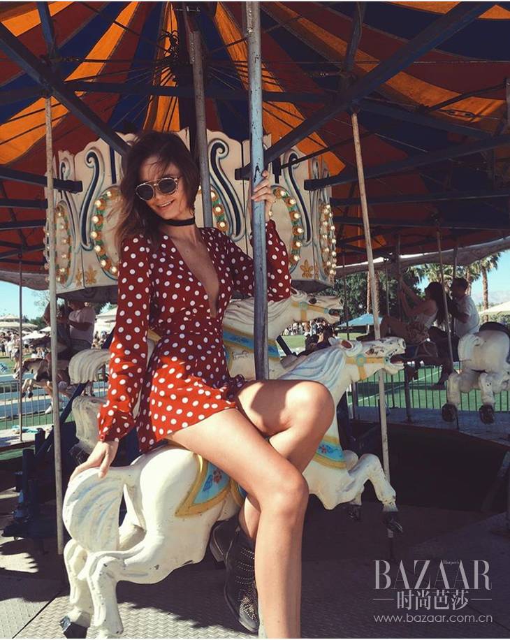 旅行照这么摆pose就很好看,出门旅游拍照姿势ins