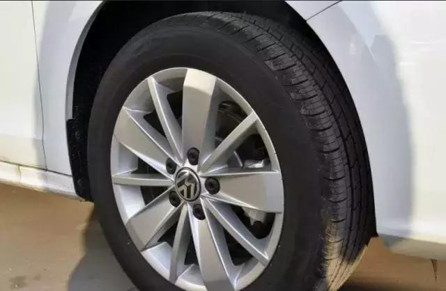 车子陷入沙子里不用怕,车子陷进淤泥里如何自救