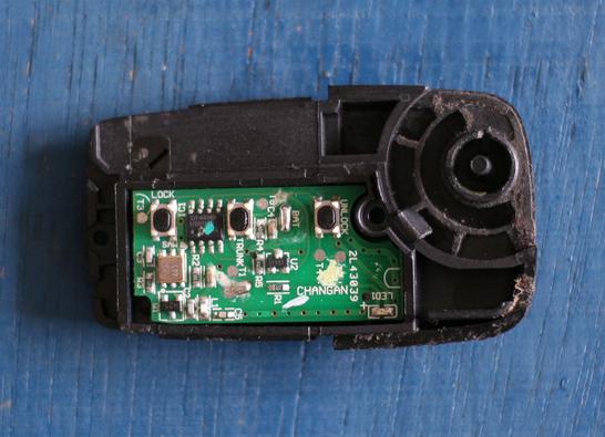 车钥匙掉水里马上捞出来没事吧,汽车钥匙掉到水里以后还能使用吗