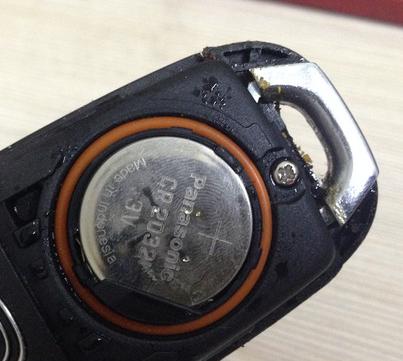 车钥匙掉水里马上捞出来没事吧,汽车钥匙掉到水里以后还能使用吗