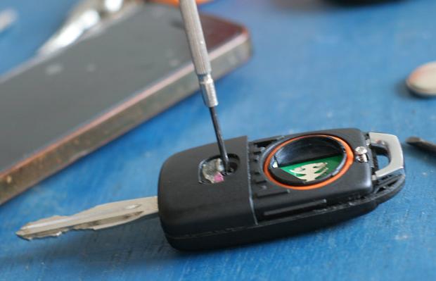 车钥匙掉水里马上捞出来没事吧,汽车钥匙掉到水里以后还能使用吗