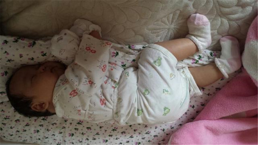 四月宝宝头型睡偏了还能纠正吗,婴儿头型睡偏了几个月纠正来得及