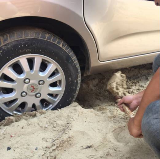 车子陷入沙子里不用怕,车子陷进淤泥里如何自救