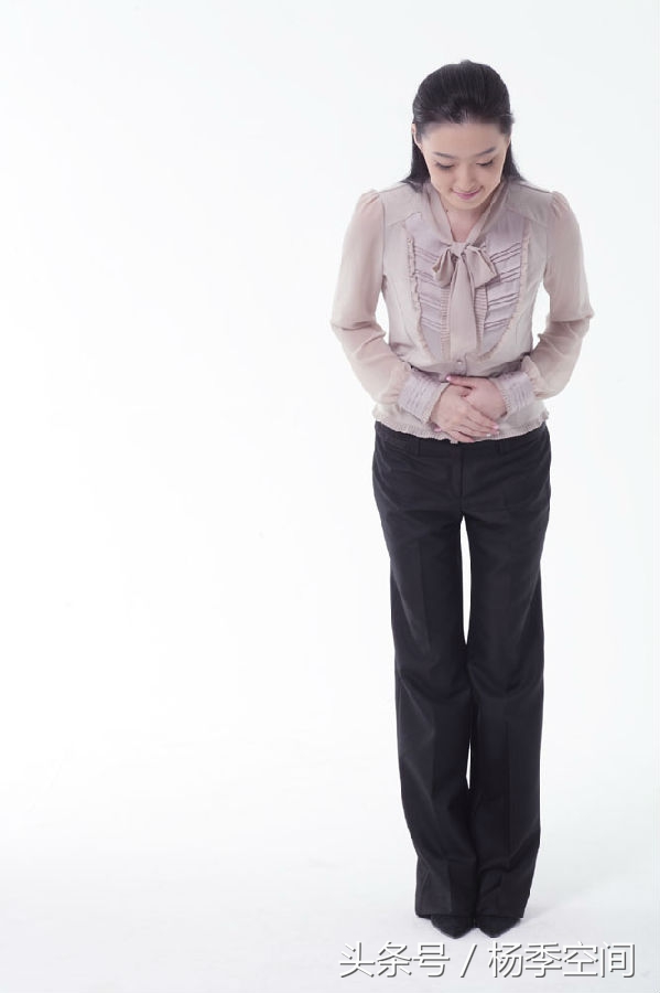 低头还是抬头看手机,低头还是仰头吞药