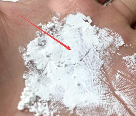 药店里十几块钱的粉末涂在鼻子上，只用几次黑头就连根拔起