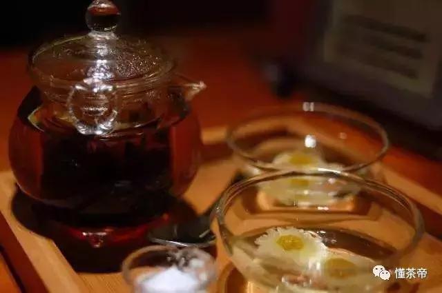 夏天喝普洱茶会导致上火吗,喝普洱茶容易上火还是降火