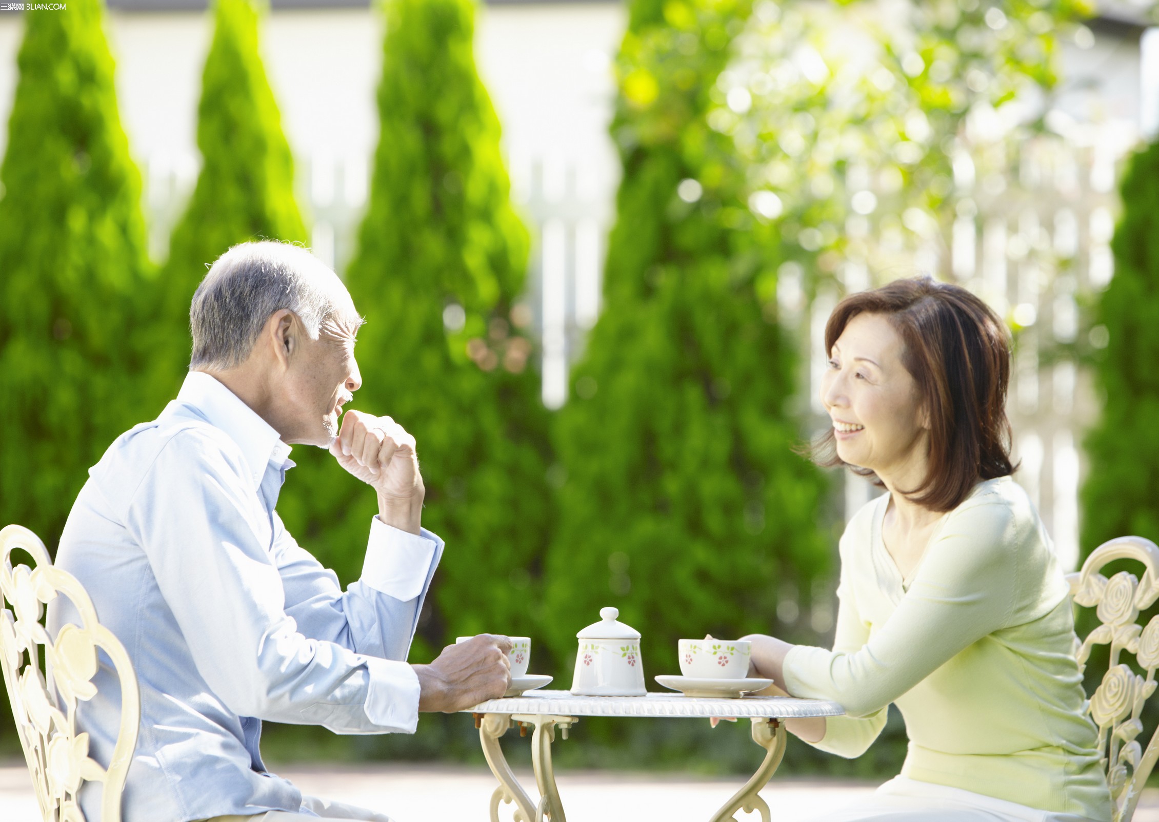 老年人轻信保健品,如何劝说老人不要盲目相信保健品