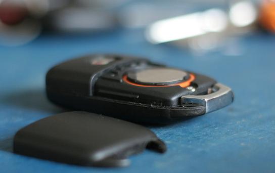 车钥匙掉水里马上捞出来没事吧,汽车钥匙掉到水里以后还能使用吗