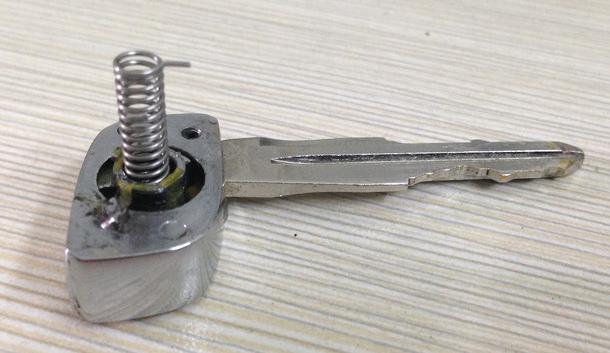 车钥匙掉水里马上捞出来没事吧,汽车钥匙掉到水里以后还能使用吗