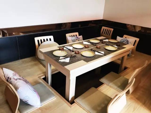 本地独家岛国跪式服务餐厅，青涩女仆等你来撩