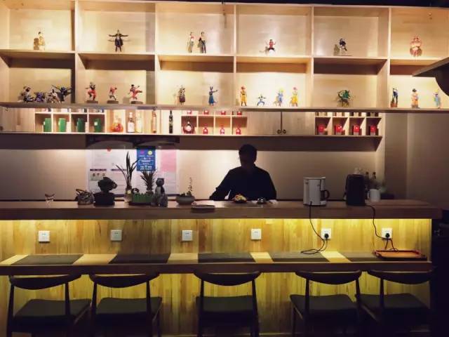 本地独家岛国跪式服务餐厅，青涩女仆等你来撩