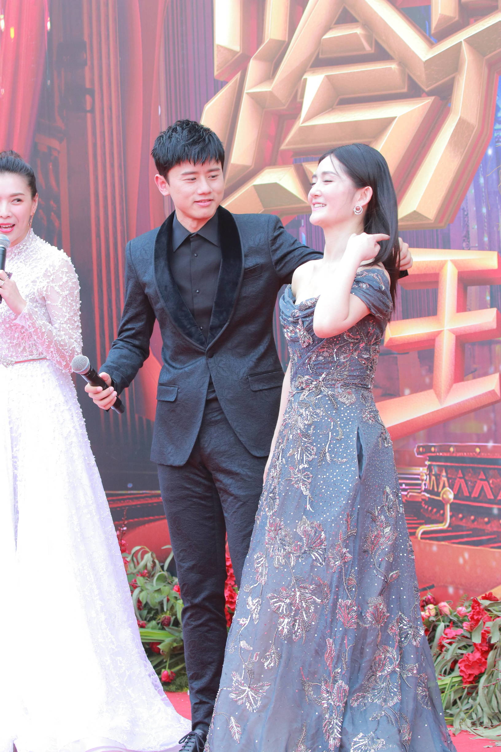 谢娜秒穿人鱼裙,谢娜礼服乘风破浪