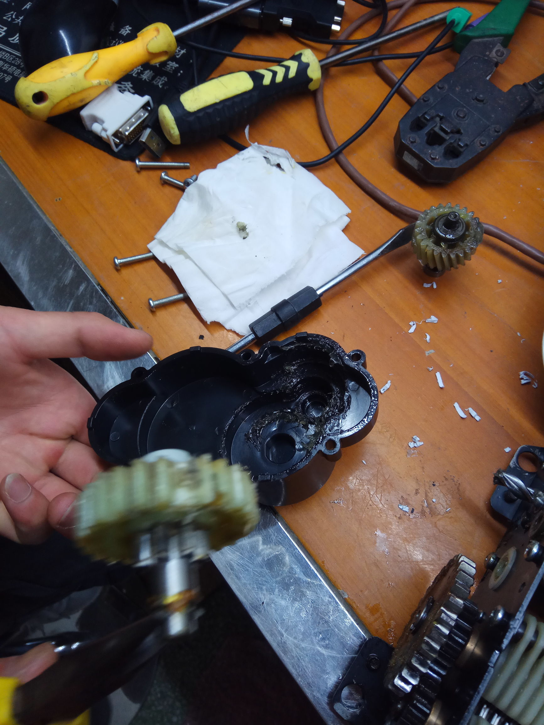 碎纸机纸没满为何一直显示满纸,碎纸机不进纸空转怎么解决