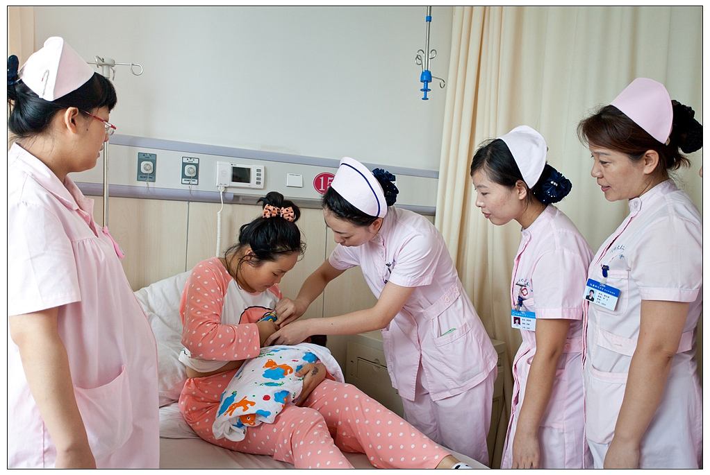 剖腹产后怎么样才容易放屁,剖腹产孕妇如何快速排气放屁