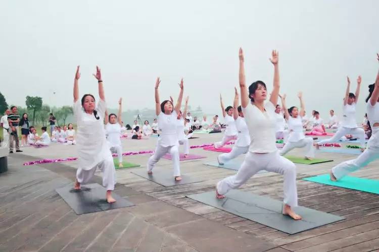 美翻了！数百人齐秀瑜伽，“绘”成宛陵湖畔最美风景！