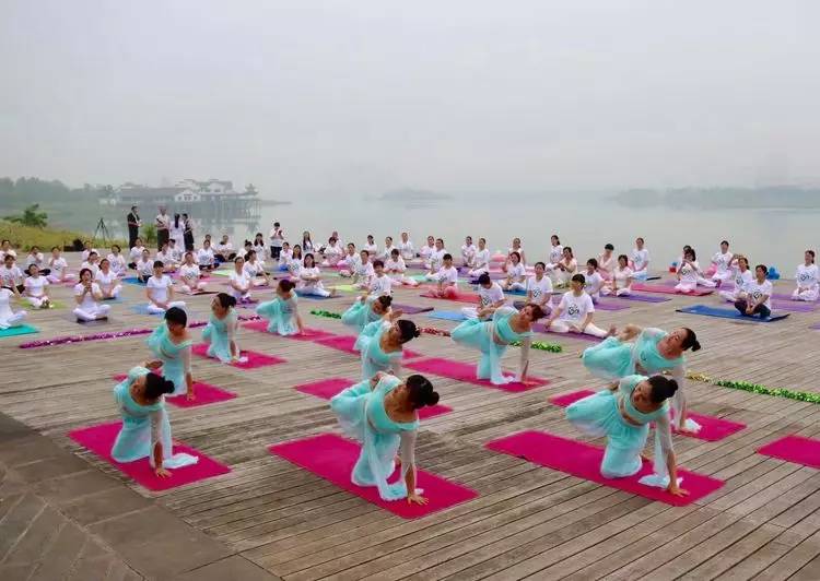美翻了！数百人齐秀瑜伽，“绘”成宛陵湖畔最美风景！