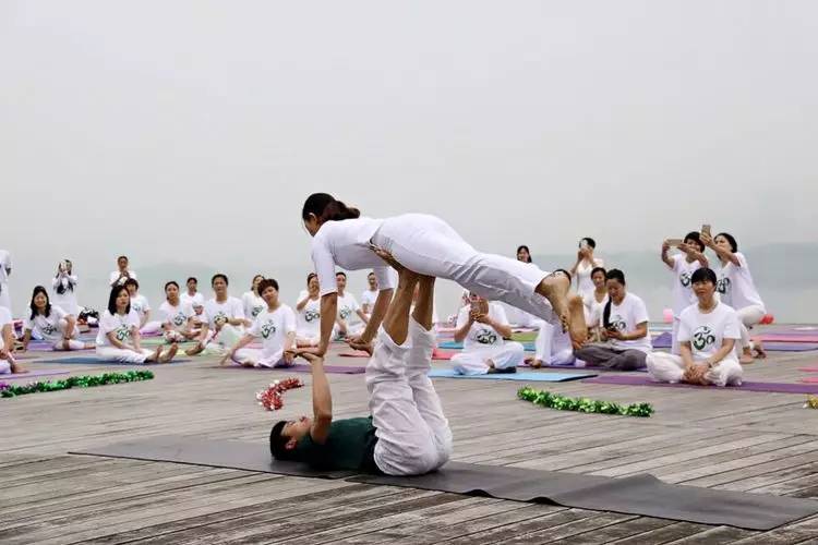 美翻了！数百人齐秀瑜伽，“绘”成宛陵湖畔最美风景！