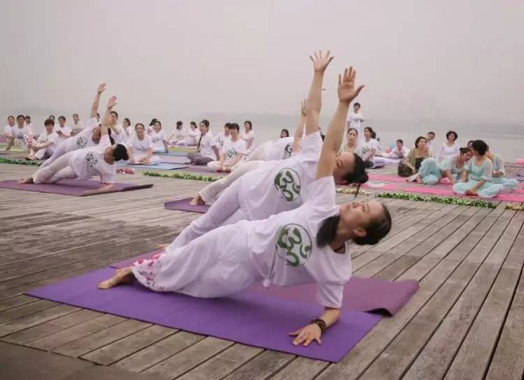 美翻了！数百人齐秀瑜伽，“绘”成宛陵湖畔最美风景！