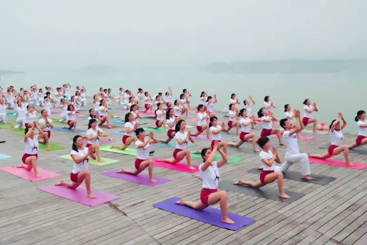 美翻了！数百人齐秀瑜伽，“绘”成宛陵湖畔最美风景！