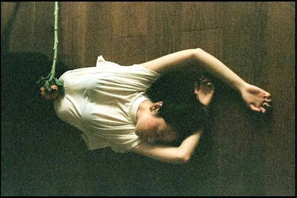 模特面部表情和动作,模特摆姿僵硬怎么拍摄