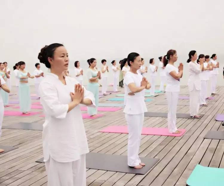 美翻了！数百人齐秀瑜伽，“绘”成宛陵湖畔最美风景！