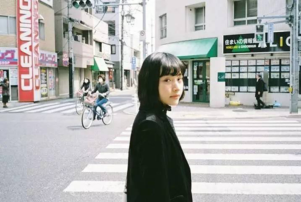 模特面部表情和动作,模特摆姿僵硬怎么拍摄