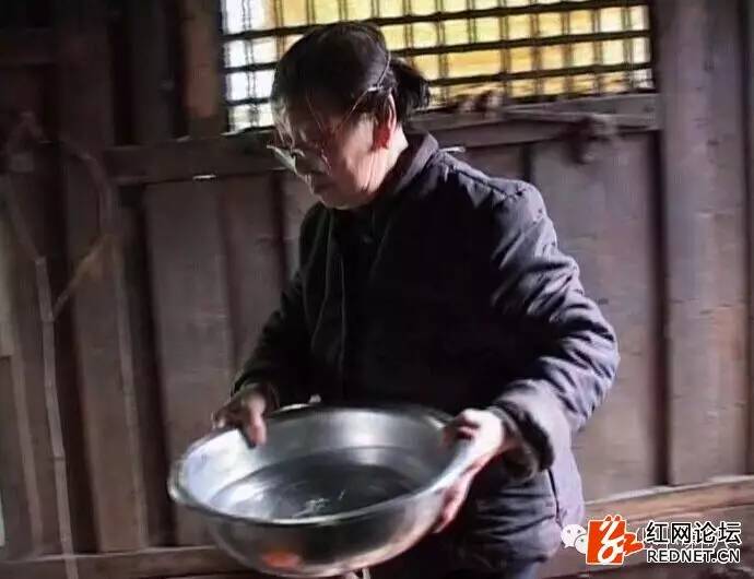 安化一老街居然藏了一位80岁绝美女理发师！