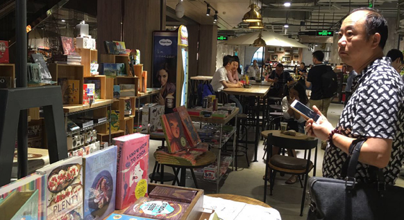 记者体验跨境电商自提点,百联集团新零售大卖场