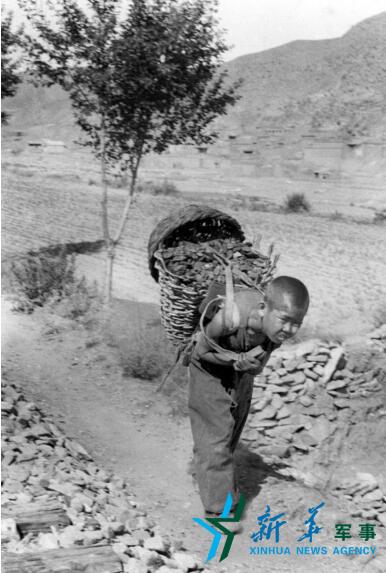 方大曾拍摄图片,方大曾在绥远前线采访时的留影