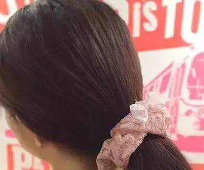 女子用红色裤头扎头发,用蕾丝内裤扎头发好看吗