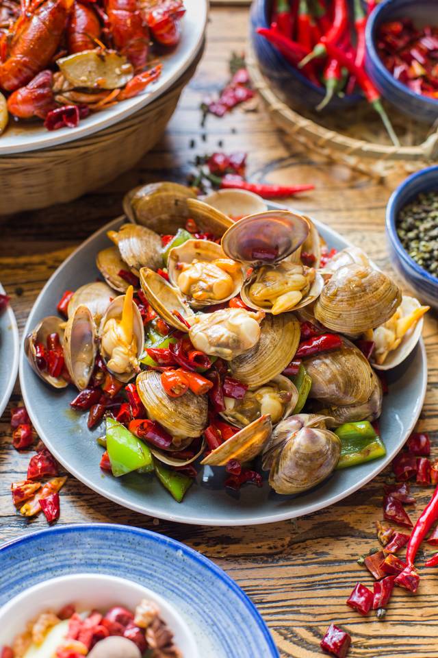 没有“马砂”怎么办？在白堤路这家天津范儿的“吃货大食堂”里，烧烤、火锅、麻小、炒海鲜可以轮番PK到凌晨2点！