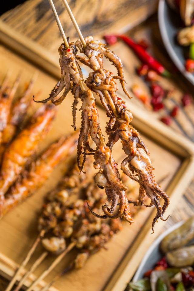 没有“马砂”怎么办？在白堤路这家天津范儿的“吃货大食堂”里，烧烤、火锅、麻小、炒海鲜可以轮番PK到凌晨2点！