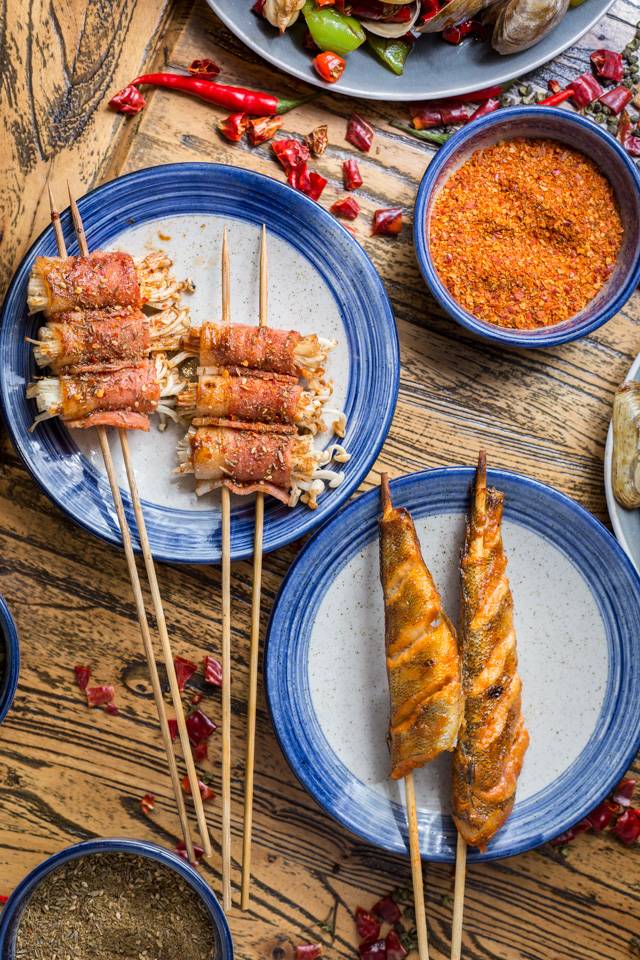 没有“马砂”怎么办？在白堤路这家天津范儿的“吃货大食堂”里，烧烤、火锅、麻小、炒海鲜可以轮番PK到凌晨2点！