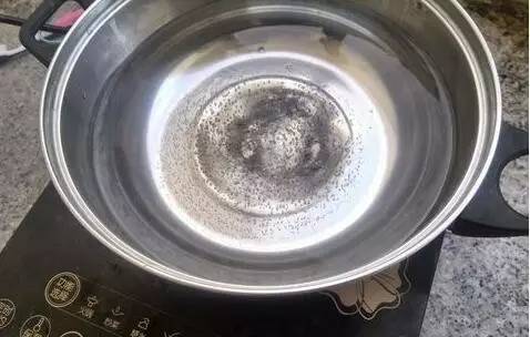 小孩子双脚皮肤溃烂,小孩腿上圆形溃烂化脓怎么回事