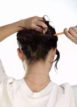 女子用红色裤头扎头发,用蕾丝内裤扎头发好看吗