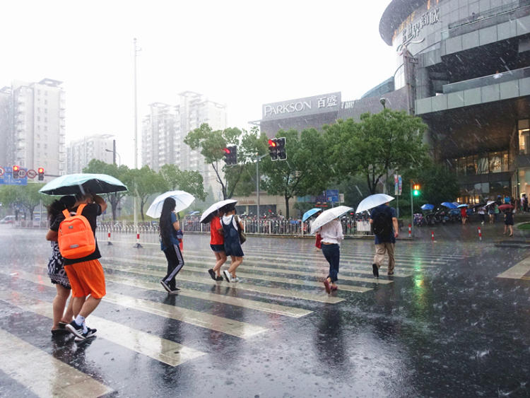 暴雨来了丨别人都在讨论下班雨多大，我只关心你的鞋子怎么快速干？
