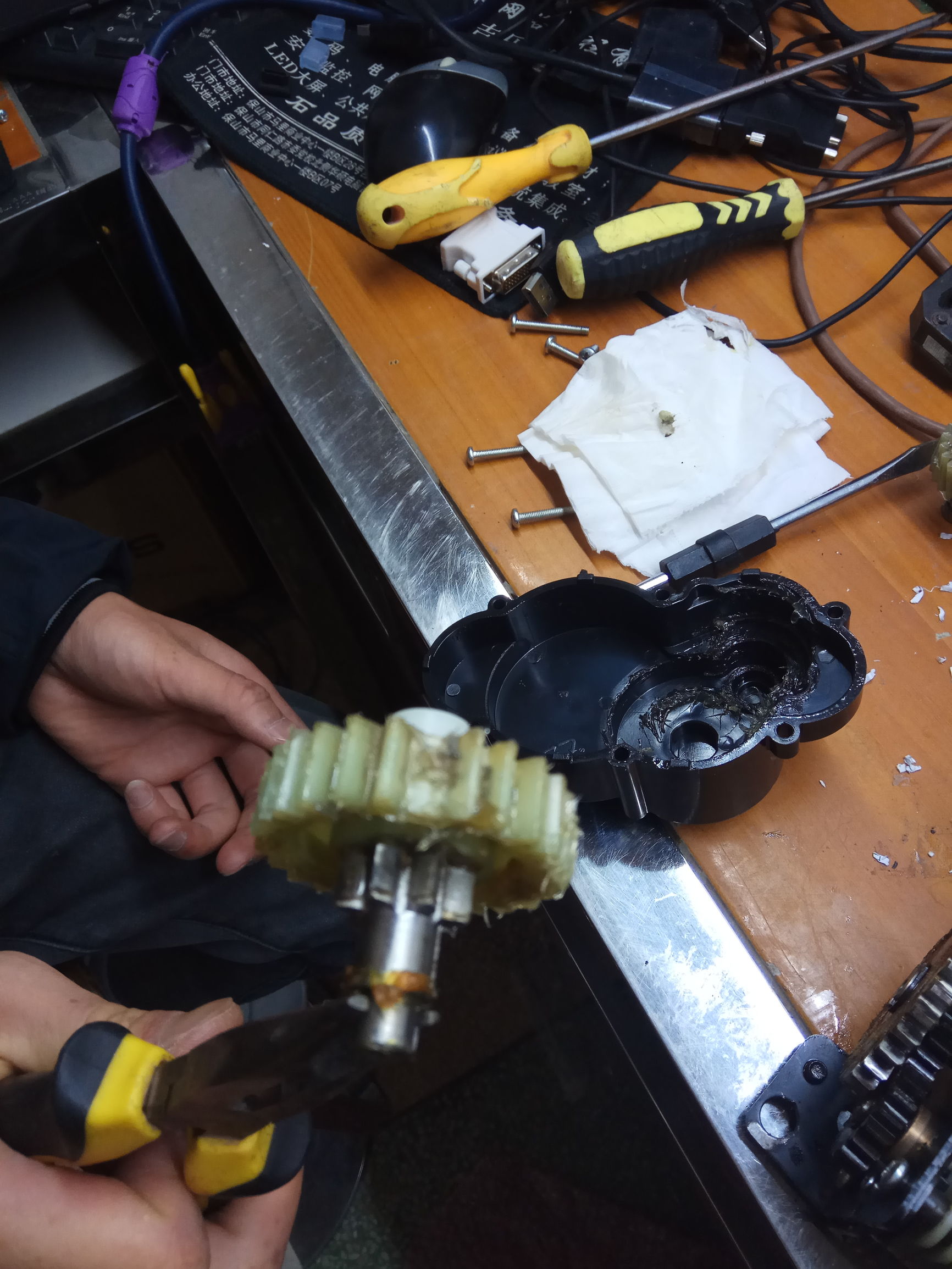 碎纸机纸没满为何一直显示满纸,碎纸机不进纸空转怎么解决