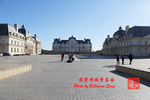 不用去法国，不用忍受10多个小时的飞行，只要来昌平，这里有完美的山寨版拉斐特城堡庄园