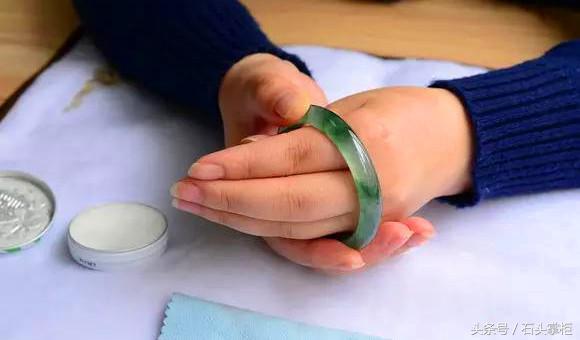 如何拿手镯不会摔,怎样拿手镯不疼